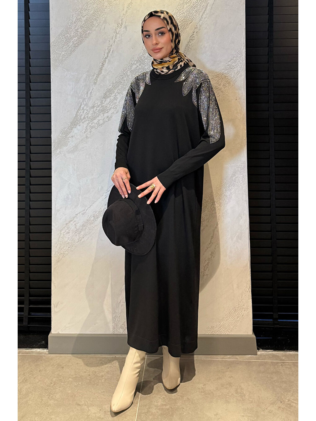 Siyah Taş İşlemeli Tesettür Triko Elbise-3
