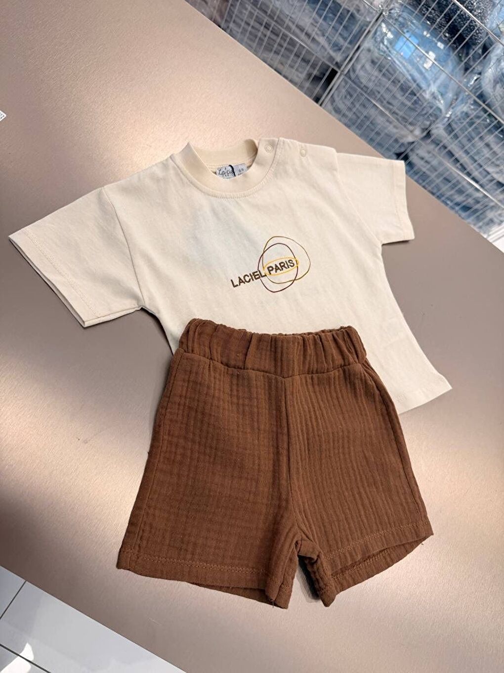 Karışık Unisex Bebek Pamuklu Ekru Logo Baskılı Tişört Şort Takım-1