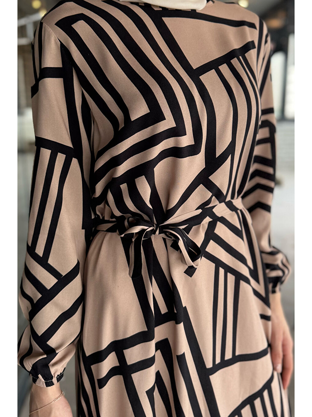 Siyah Bel Kuşaklı Kendinden Desenli Tesettür Elbise-4