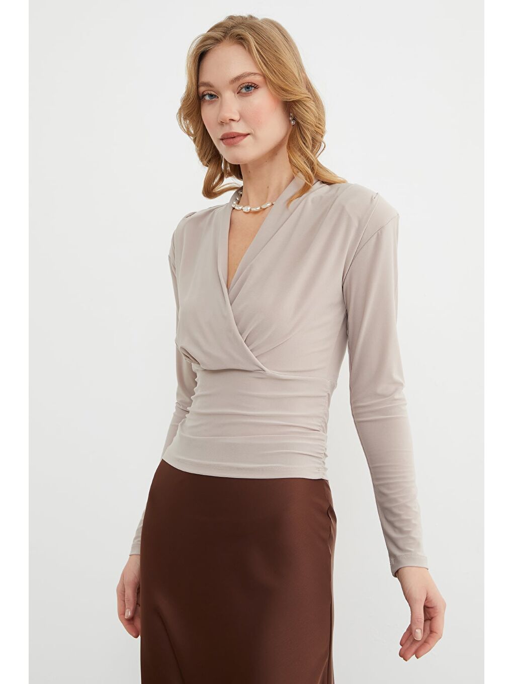 Bej Omuz Vatkalı Kruvaze Yaka Bluz-1