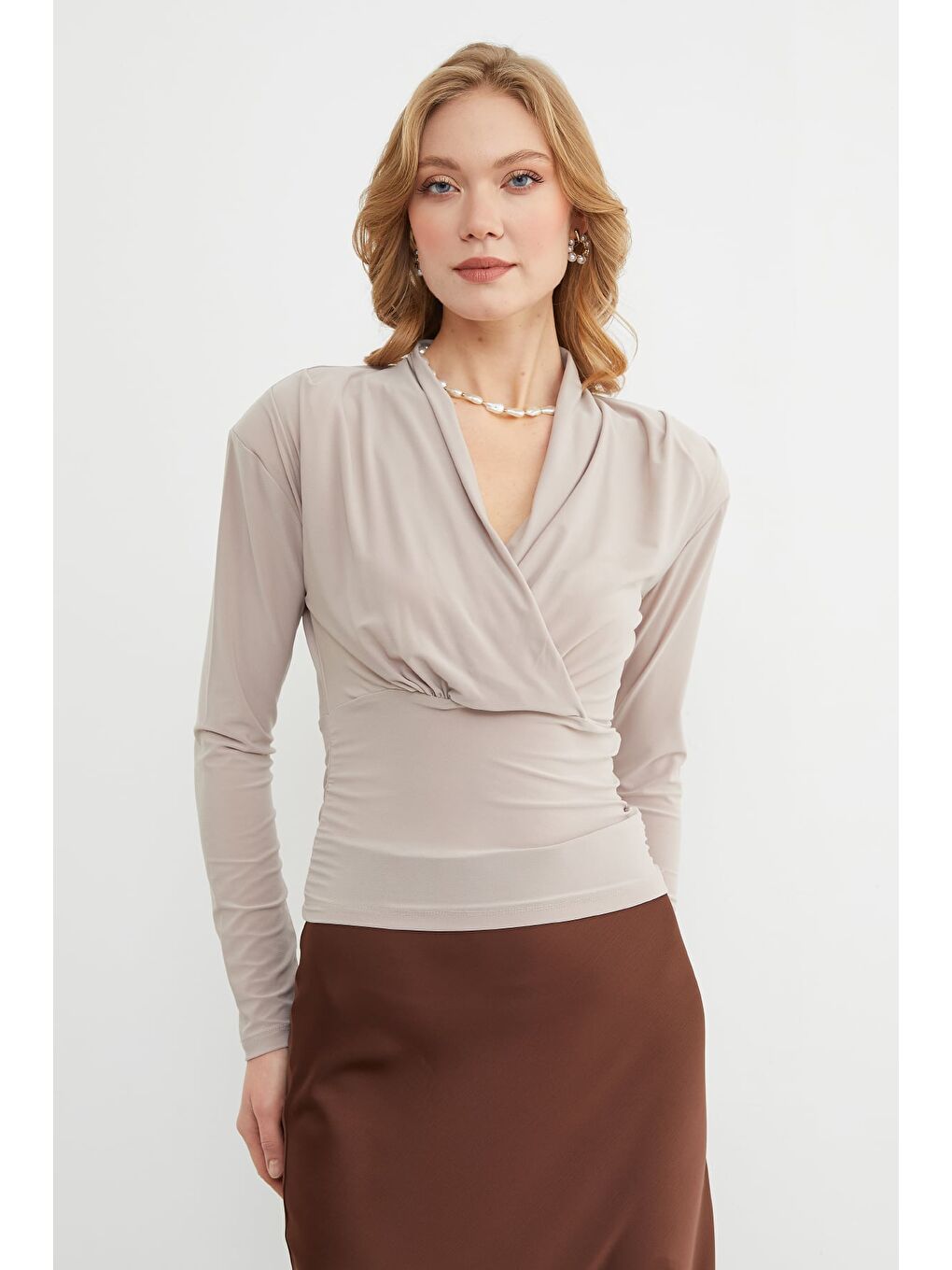 Bej Omuz Vatkalı Kruvaze Yaka Bluz-2
