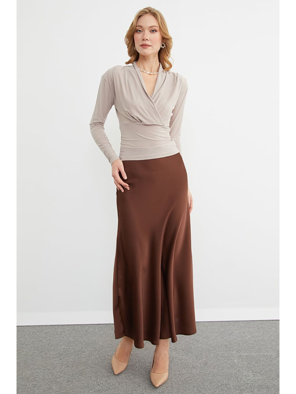 Bej Omuz Vatkalı Kruvaze Yaka Bluz-3