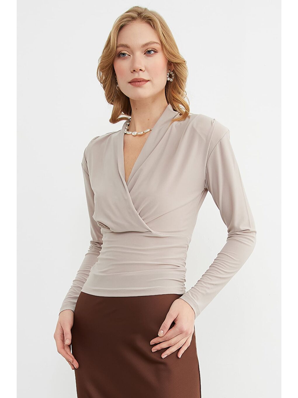 Bej Omuz Vatkalı Kruvaze Yaka Bluz-4