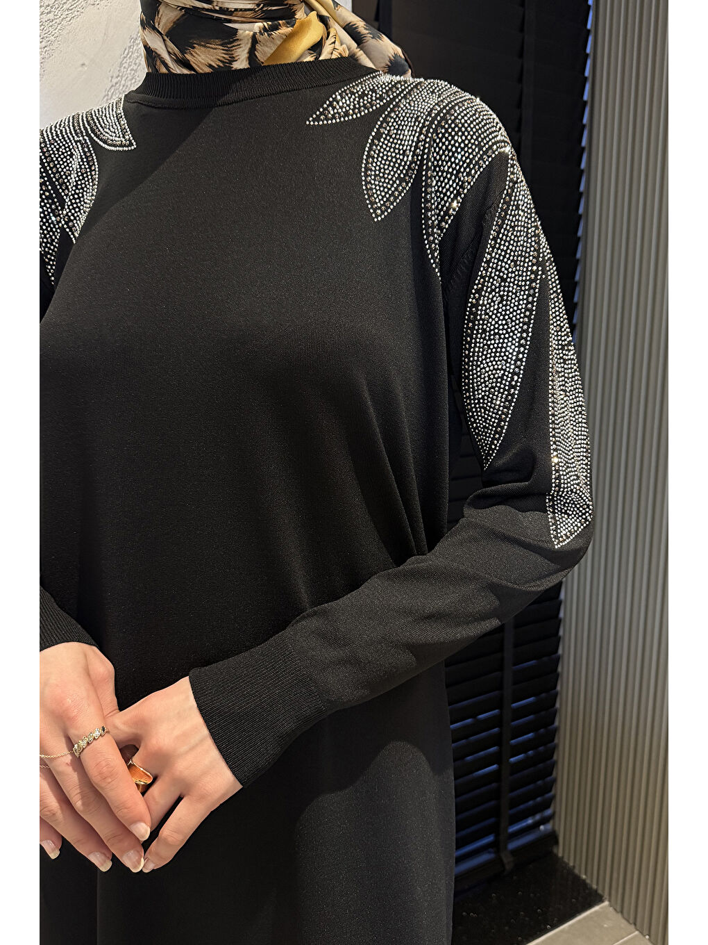 Siyah Taş İşlemeli Tesettür Triko Elbise-5