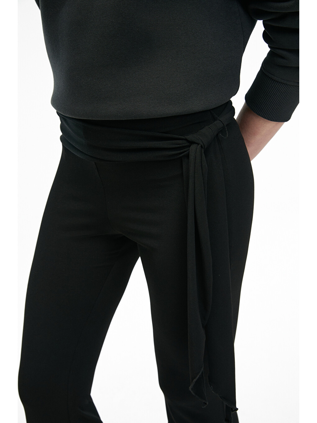 Siyah AYSHUR Kadın Esnek Kumaşlı Kemer Detaylı Geniş Paçalı Slim Fit SİYAH Pantolon-2