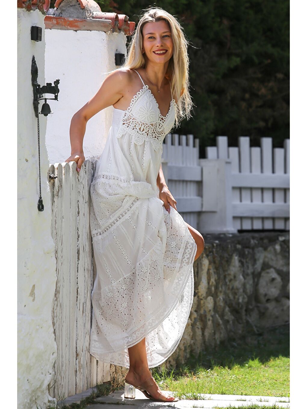 Ekru İtalyan Krem V Yaka Askılı Astarlı Dantelli Fistolu Pamuklu Dokuma Casual Elbise-3