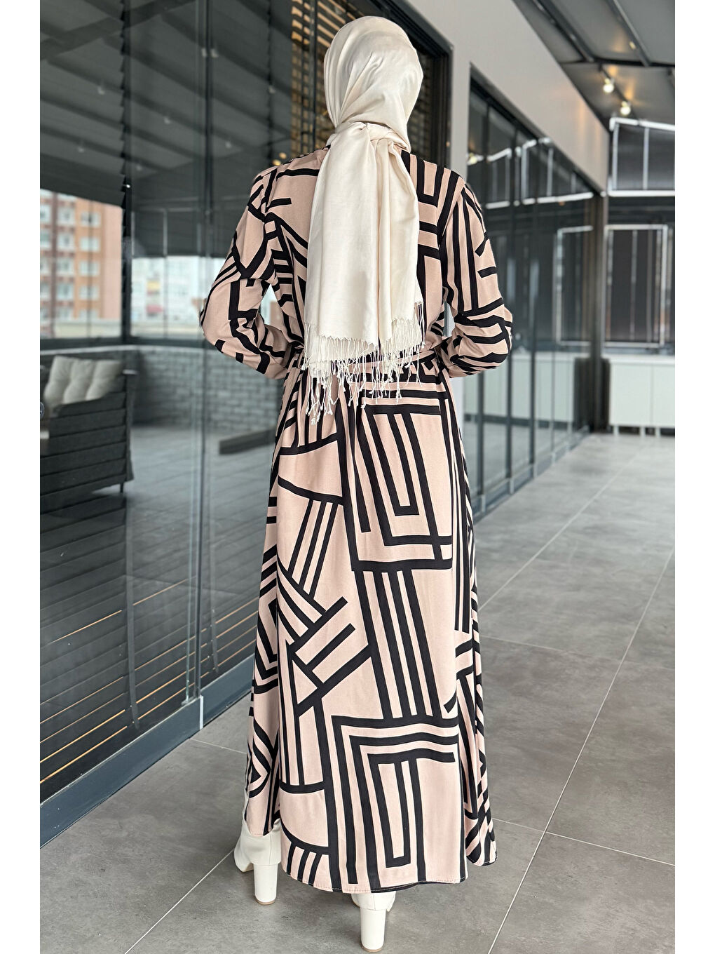 Siyah Bel Kuşaklı Kendinden Desenli Tesettür Elbise-7