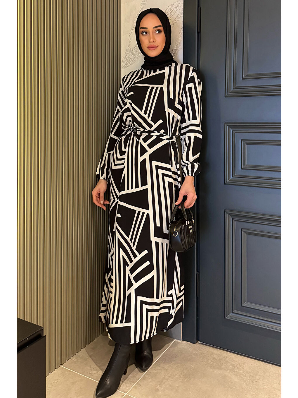 Ekru Bel Kuşaklı Kendinden Desenli Tesettür Elbise