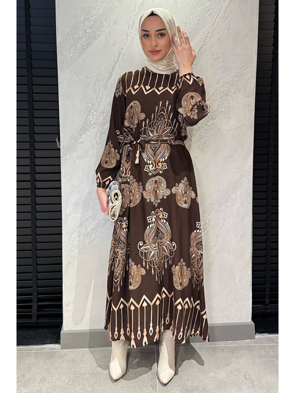 Kahverengi Kendinden Desenli Bel Bağlamalı Tesettür Elbise-2