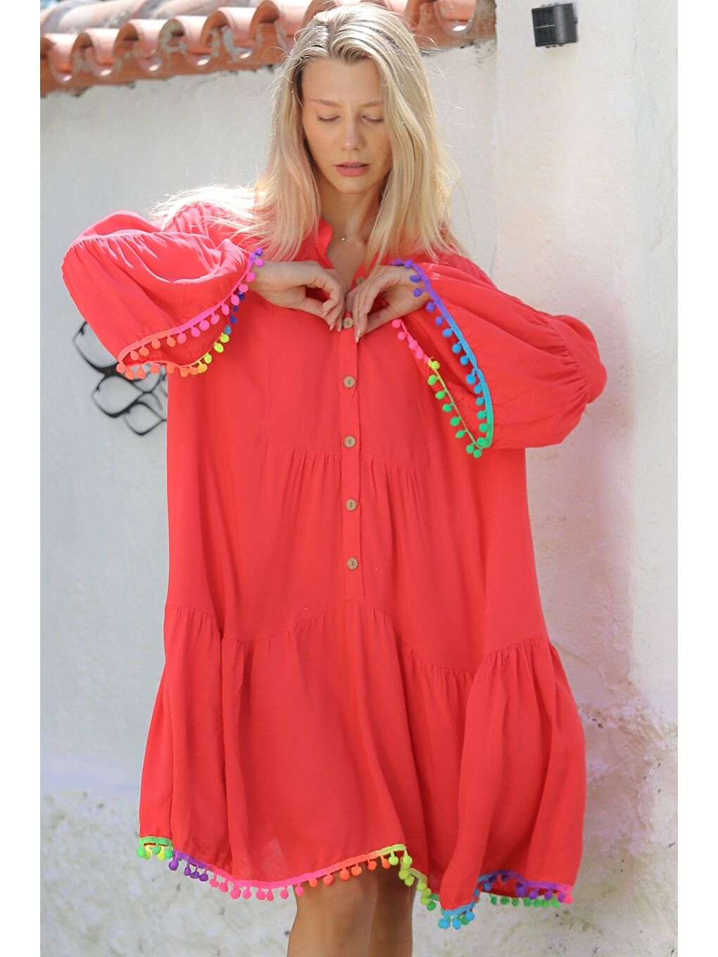 Kırmızı Hakim Yaka Fırfırlı Kol Düğmeli Eteği Fırfırlı Ponponlu Dokuma Casual Elbise-1