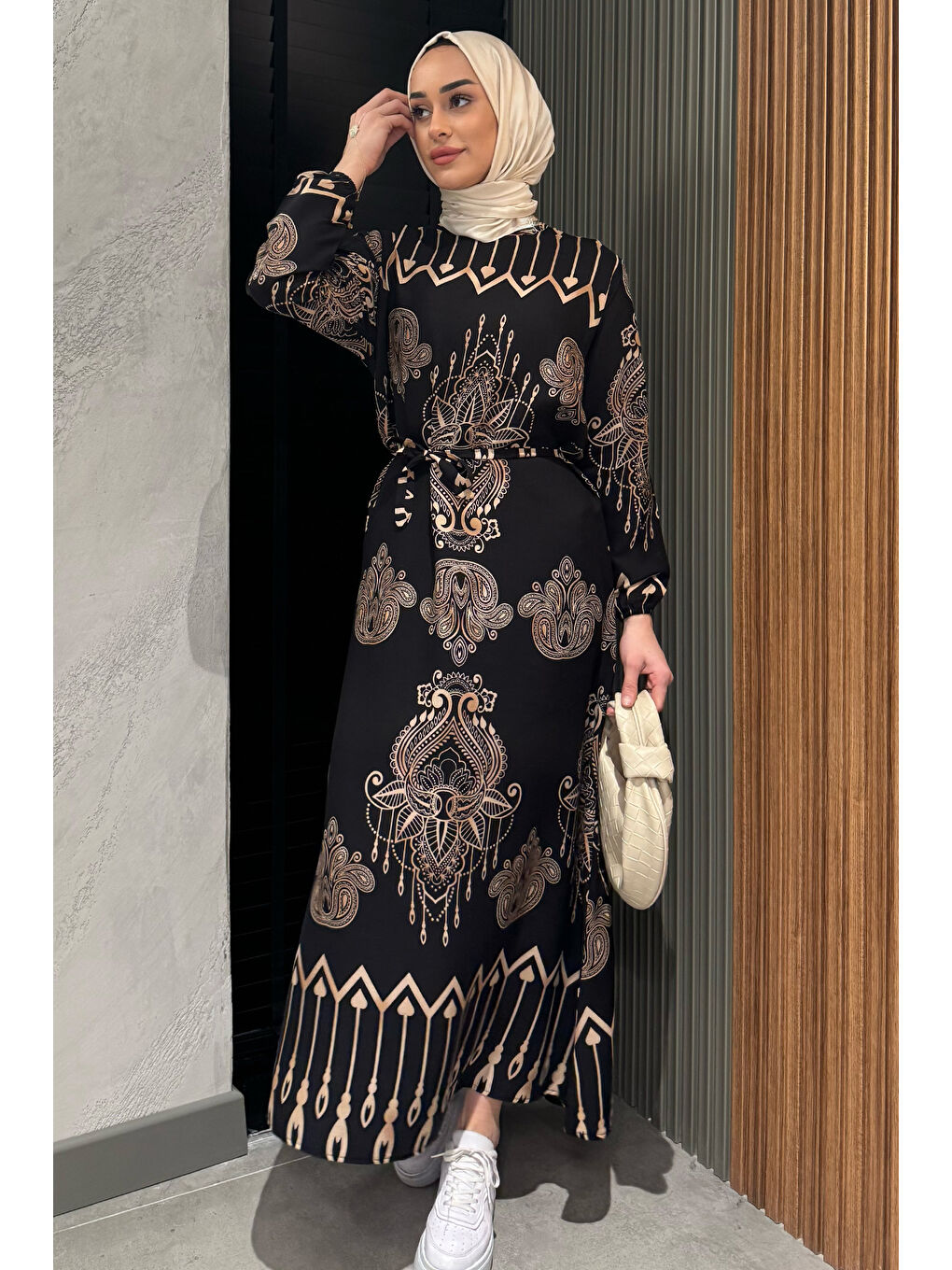 Siyah Kendinden Desenli Bel Bağlamalı Tesettür Elbise-1
