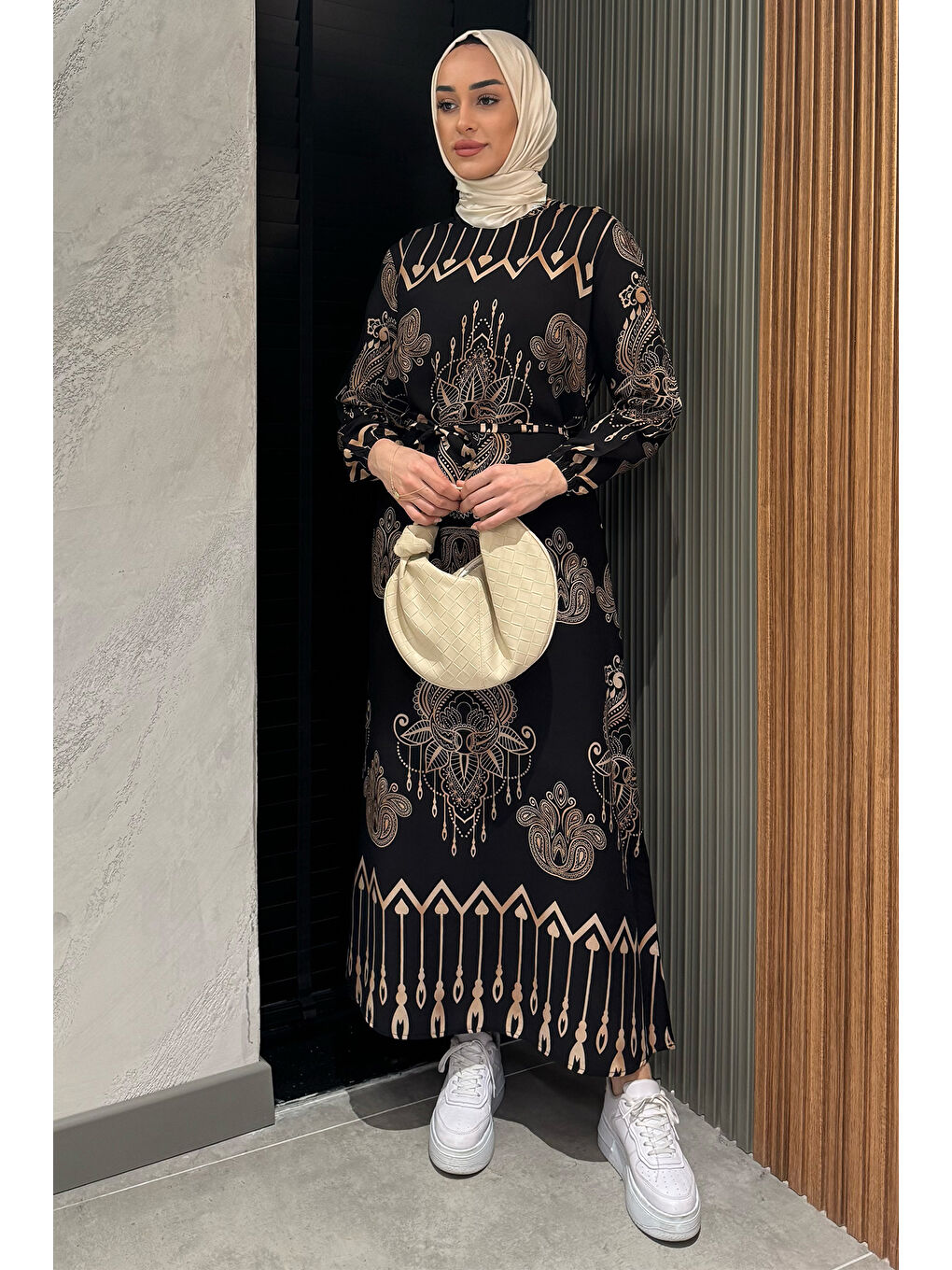 Siyah Kendinden Desenli Bel Bağlamalı Tesettür Elbise-3