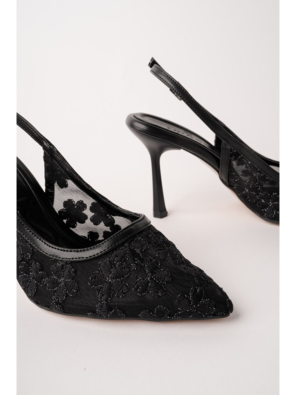 Siyah ARİS Dantel Detaylı Sivri Burun Arkası Açık İnce Topuklu Kadın Abiye Ayakkabı-1