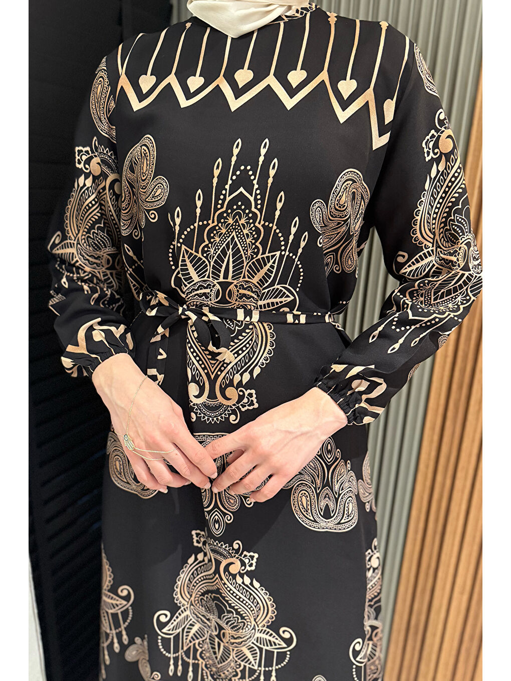 Siyah Kendinden Desenli Bel Bağlamalı Tesettür Elbise-5