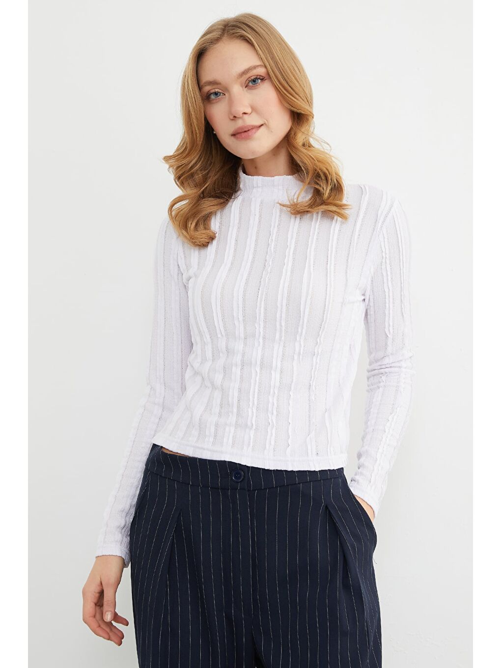 Beyaz Krep Kumaş Dik Yaka Bluz