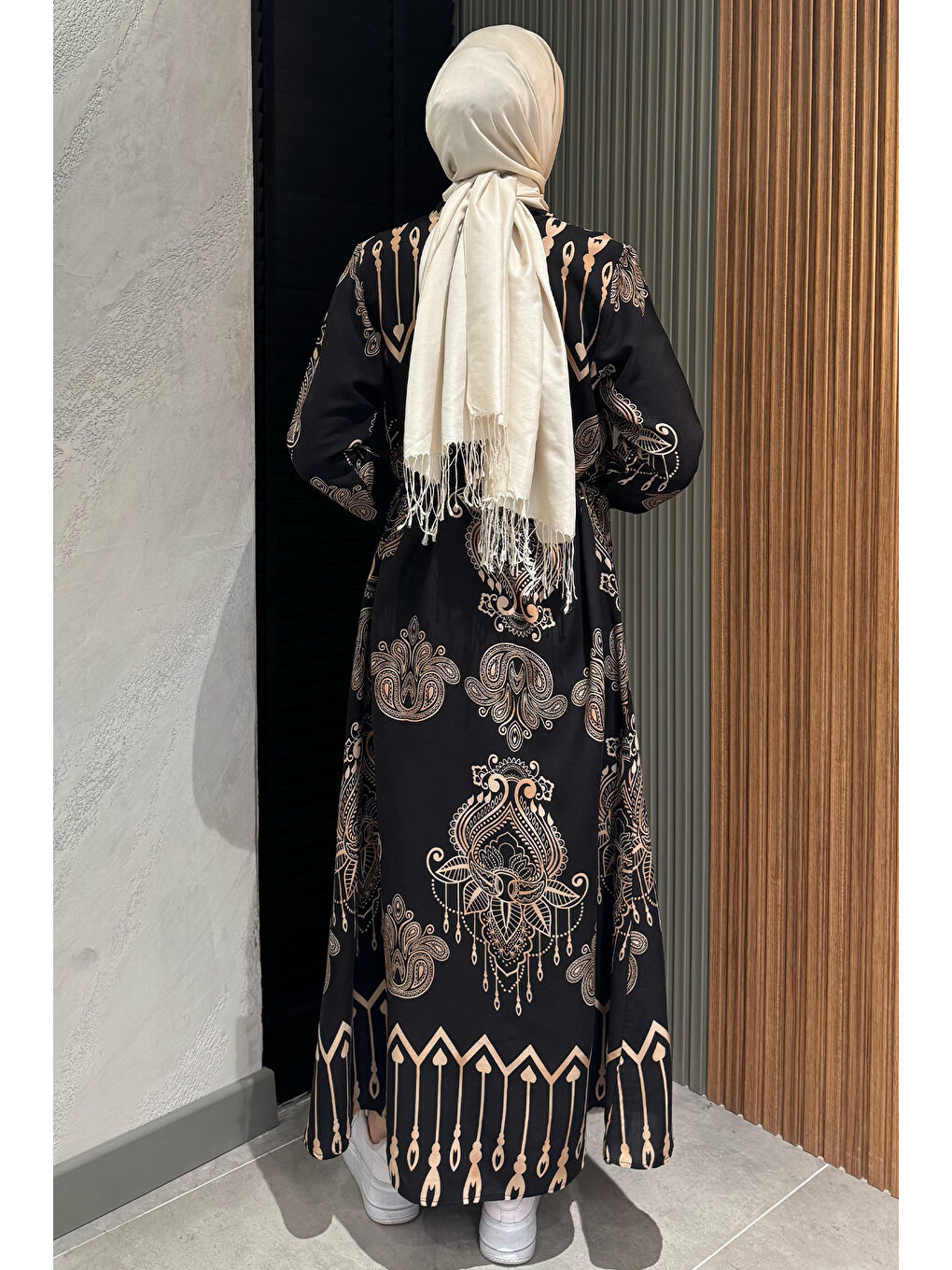 Siyah Kendinden Desenli Bel Bağlamalı Tesettür Elbise-6