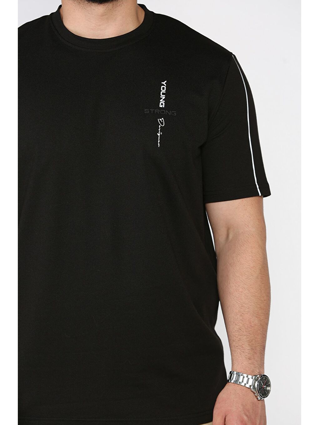 Siyah Erkek Bisiklet Yaka Baskılı Şerit Detaylı Tişört-1