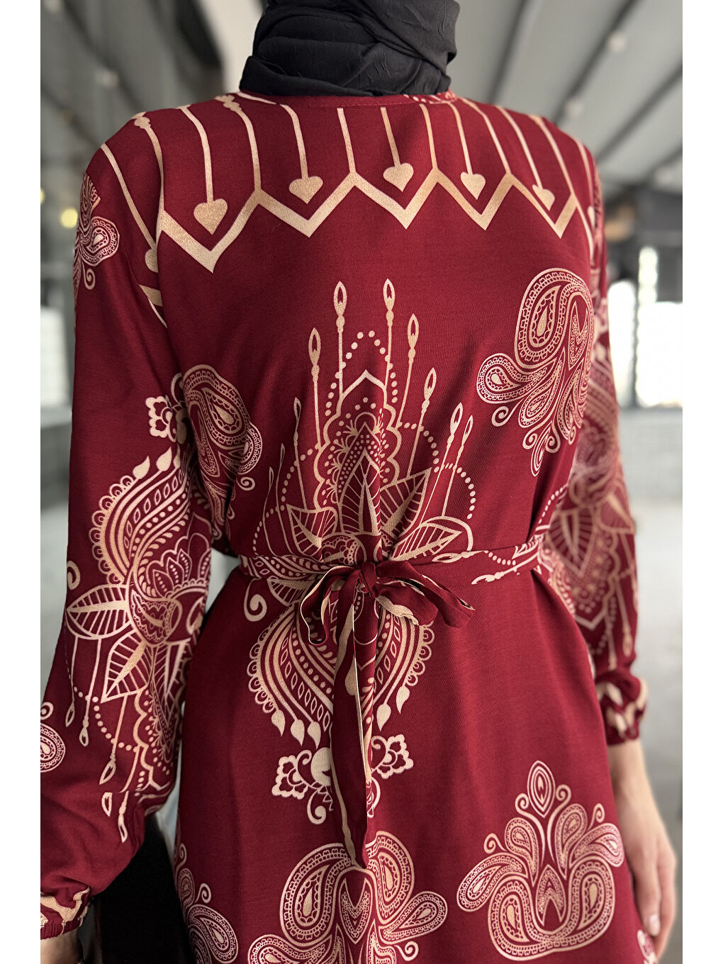 Bordo Kendinden Desenli Bel Bağlamalı Tesettür Elbise-5