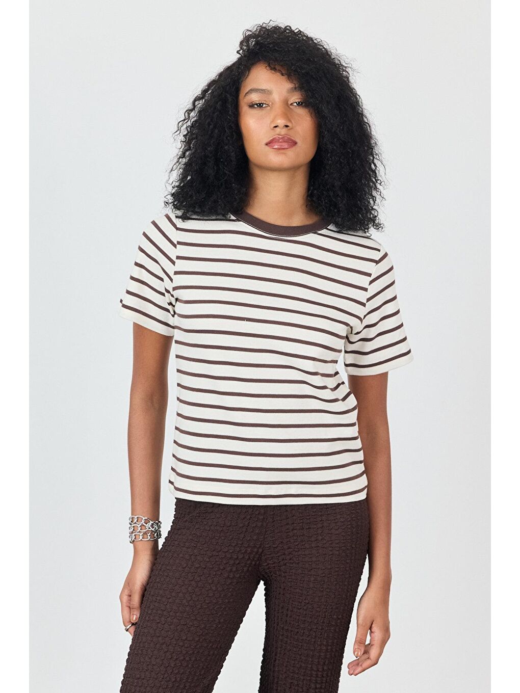 Kahverengi Omuzları Vatkalı Çizgili T-Shirt