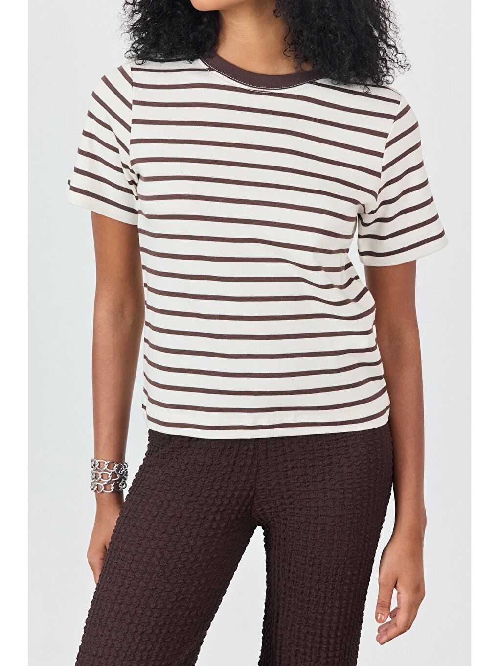 Kahverengi Omuzları Vatkalı Çizgili T-Shirt-1