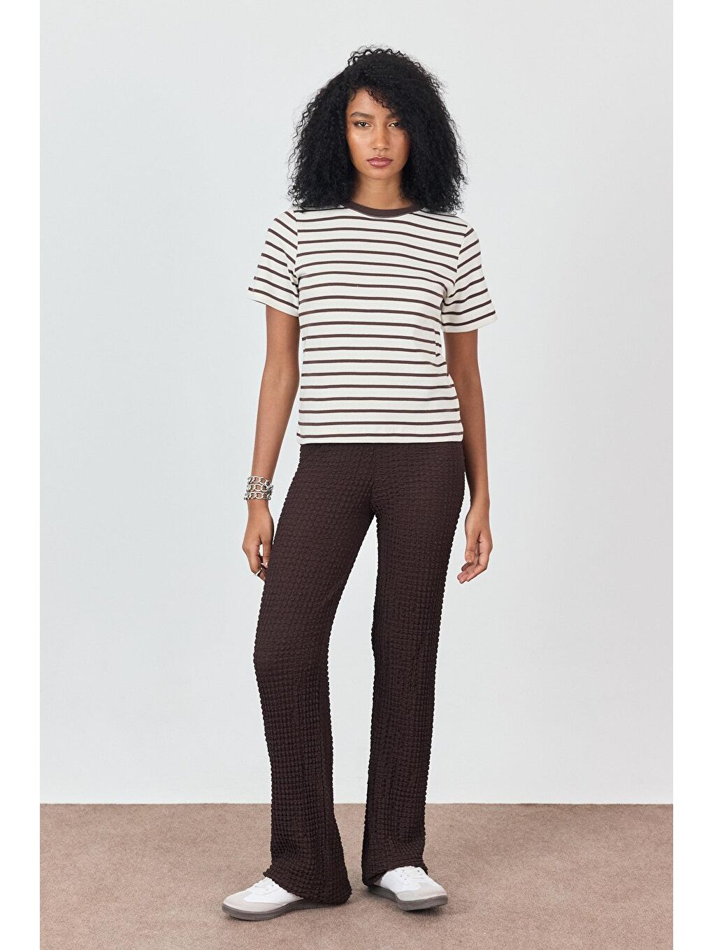 Kahverengi Omuzları Vatkalı Çizgili T-Shirt-2