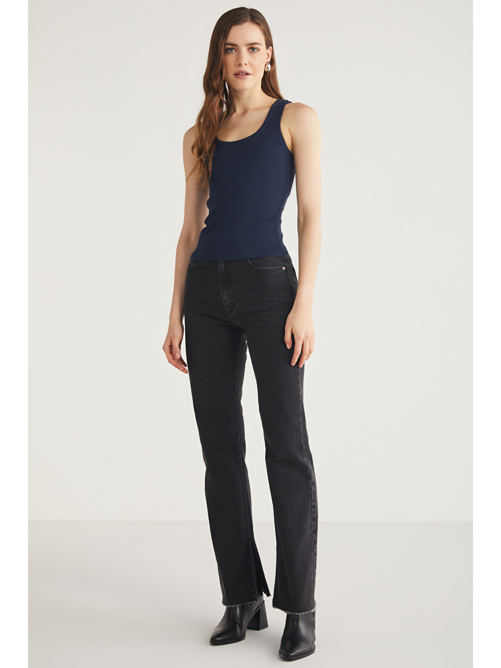 Lıllesol Kadın Fitilli Görünümlü Slim Fit Vücuda Oturan Havuz Yakalı Pamuklu Basic Lacivert Atlet-1