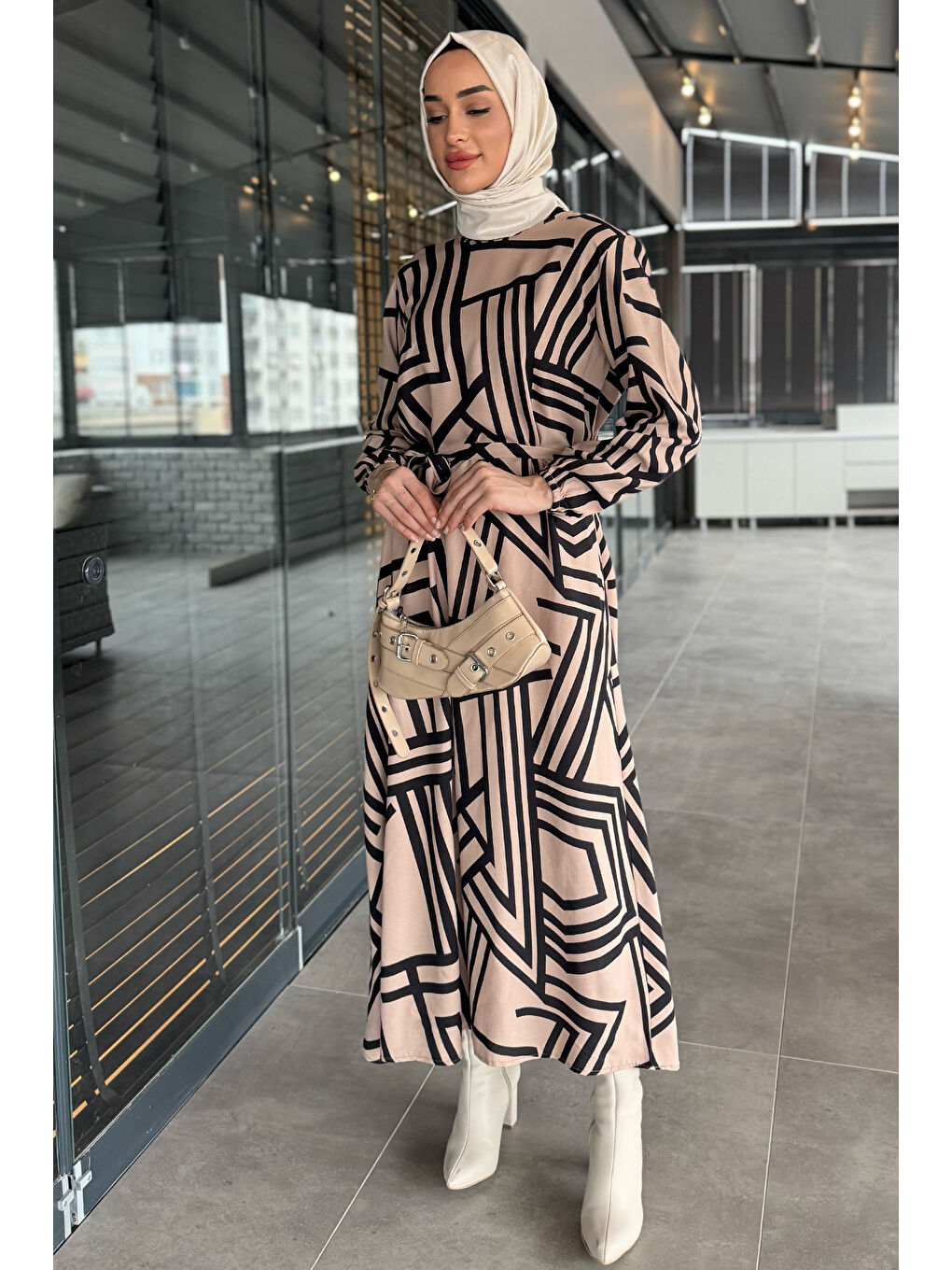 Bej Bel Kuşaklı Kendinden Desenli Tesettür Elbise-2