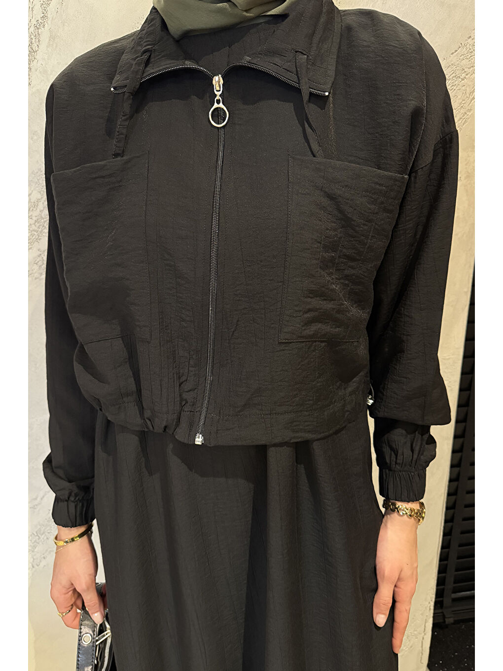 Siyah Etek Ucu Fırfırlı Bel Lastikli Hırka Kombinli Tesettür Elbise-5