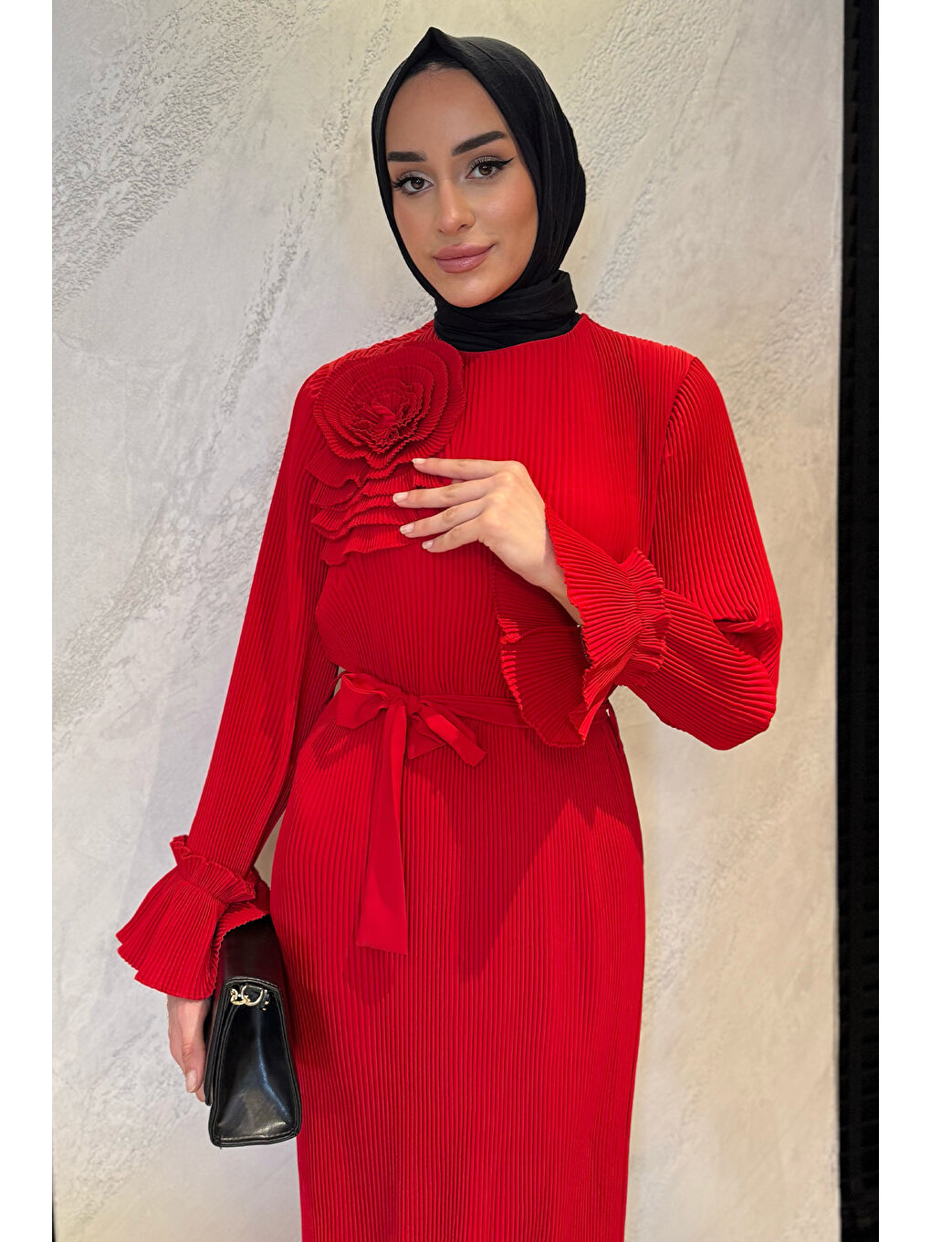 Kırmızı Bel Kuşaklı Gül Detaylı Tesettür Piliseli Elbise-3