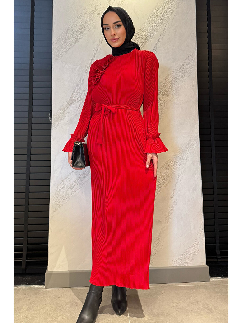 Kırmızı Bel Kuşaklı Gül Detaylı Tesettür Piliseli Elbise-4