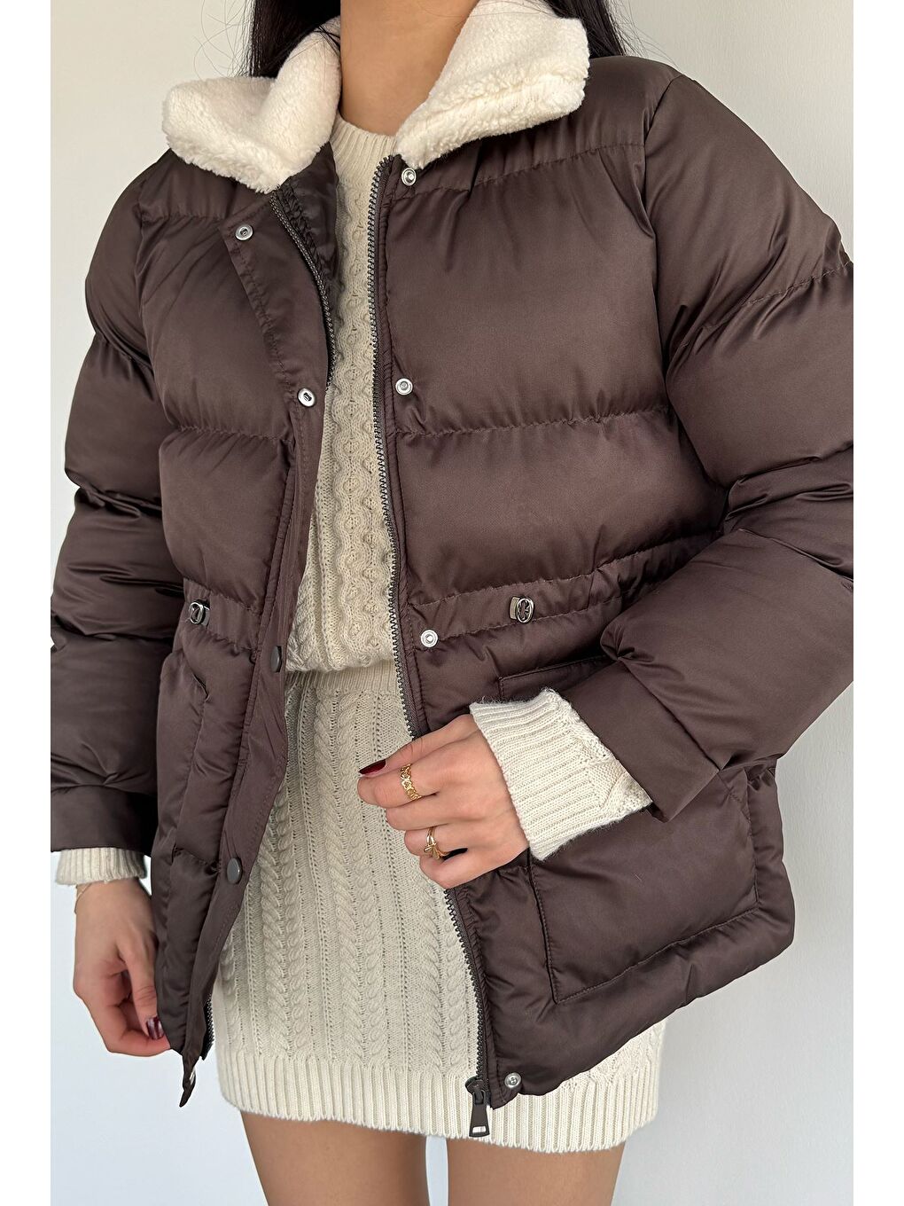 Kahverengi Pelüş Yaka Detaylı Astarlı Kadın Şişme Mont-1