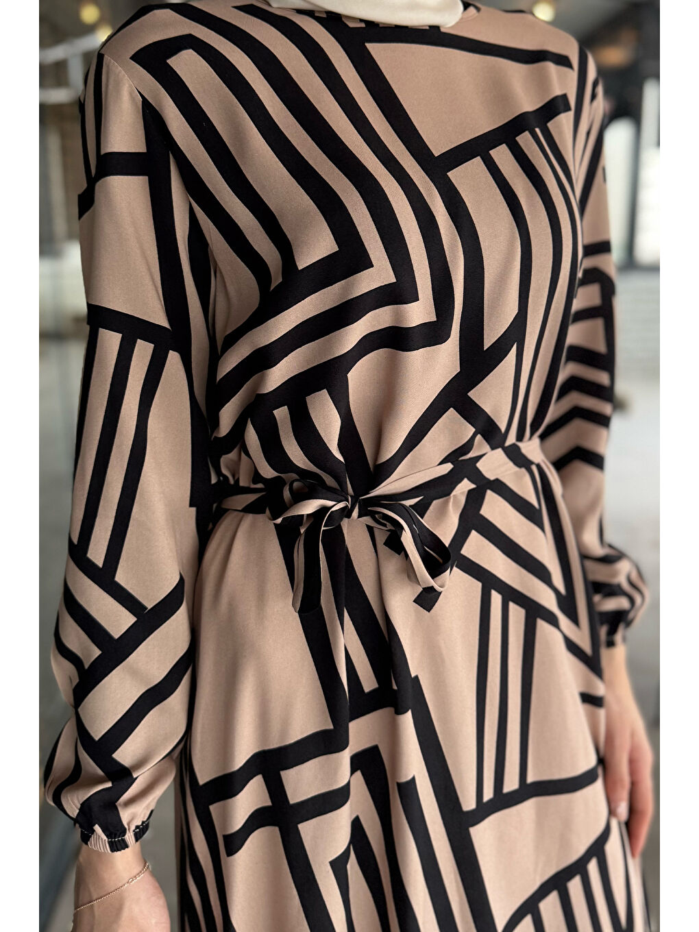 Bej Bel Kuşaklı Kendinden Desenli Tesettür Elbise-4