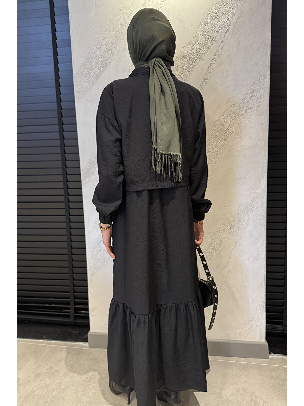 Siyah Etek Ucu Fırfırlı Bel Lastikli Hırka Kombinli Tesettür Elbise-6