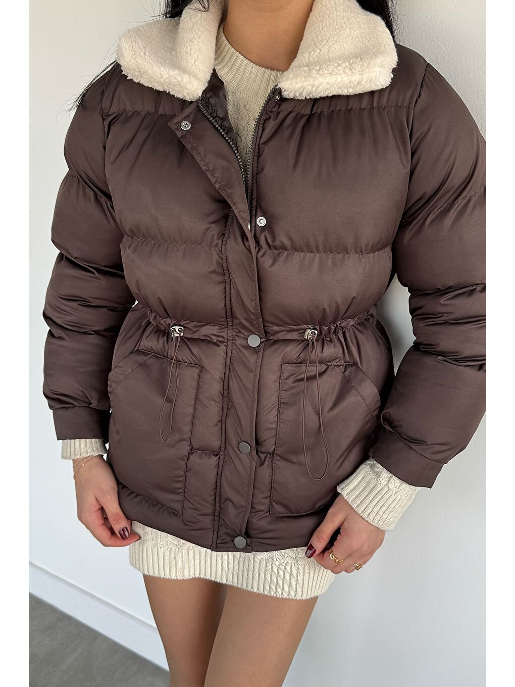 Kahverengi Pelüş Yaka Detaylı Astarlı Kadın Şişme Mont-2