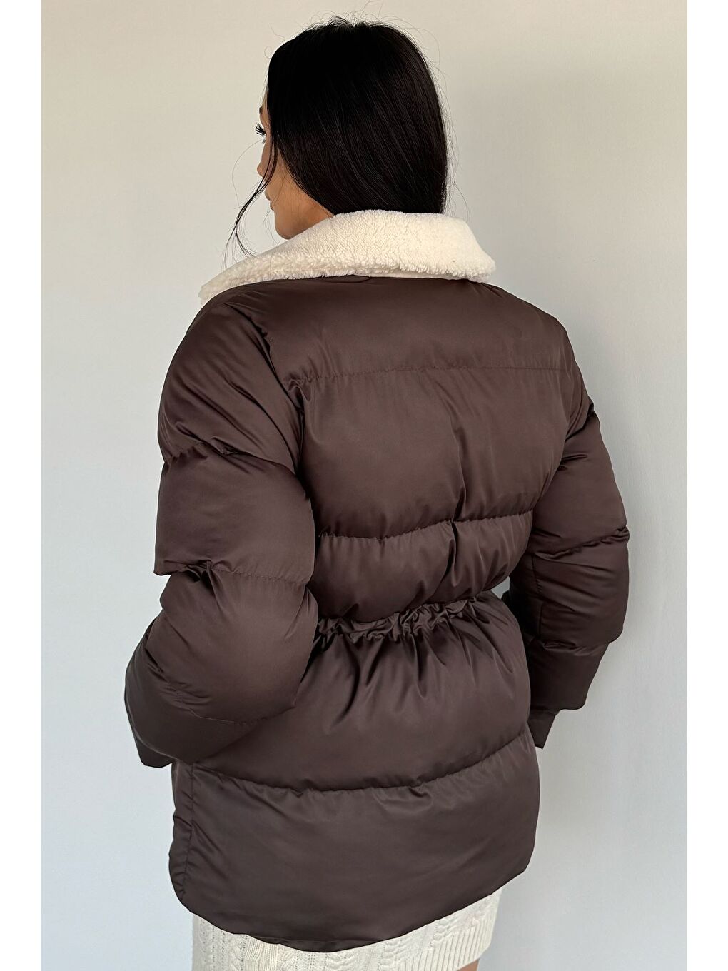 Kahverengi Pelüş Yaka Detaylı Astarlı Kadın Şişme Mont-3