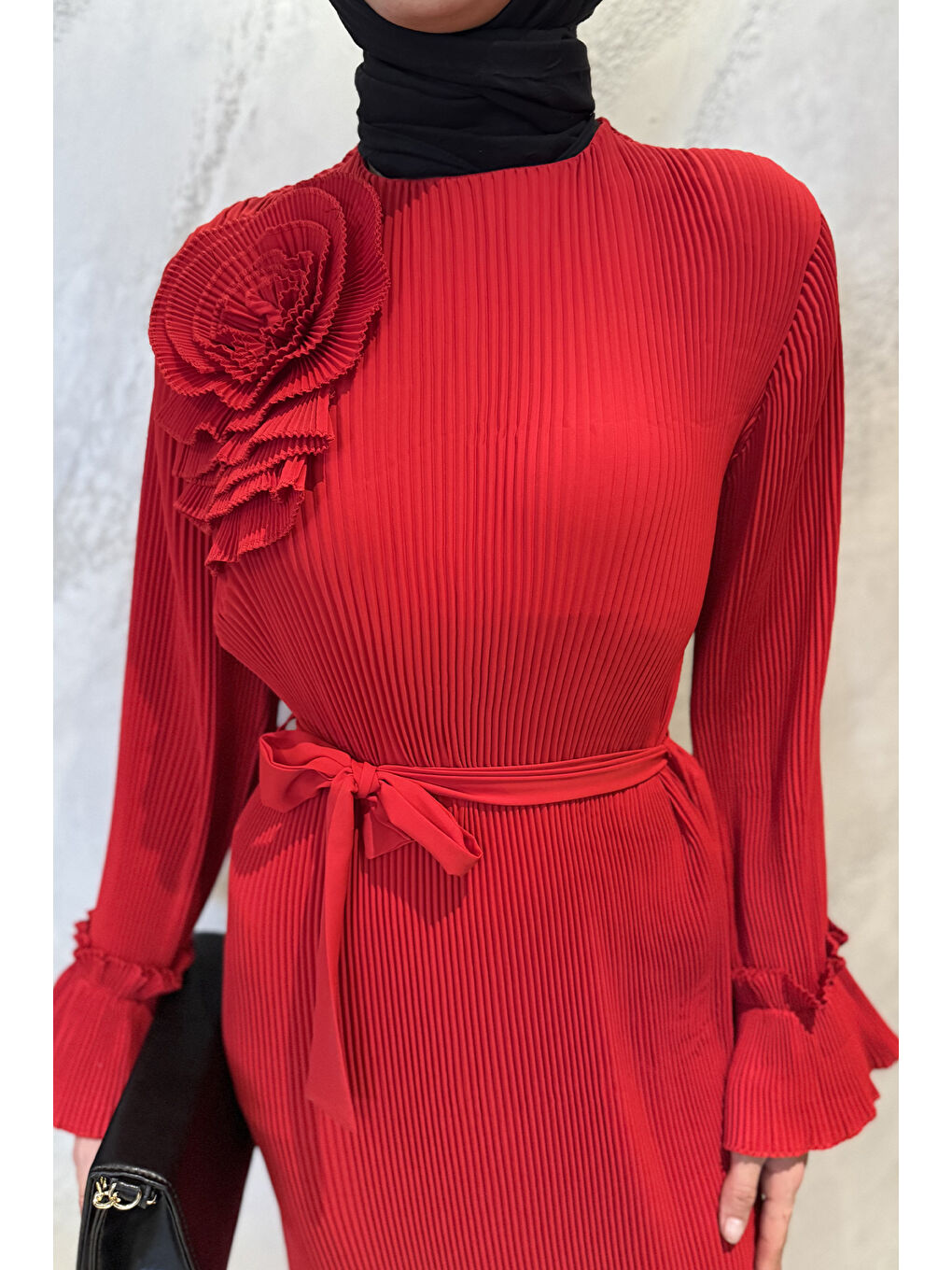 Kırmızı Bel Kuşaklı Gül Detaylı Tesettür Piliseli Elbise-6