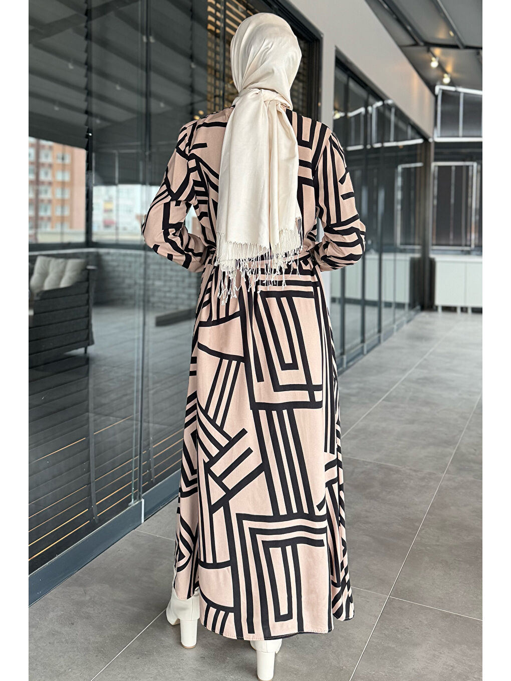 Bej Bel Kuşaklı Kendinden Desenli Tesettür Elbise-7