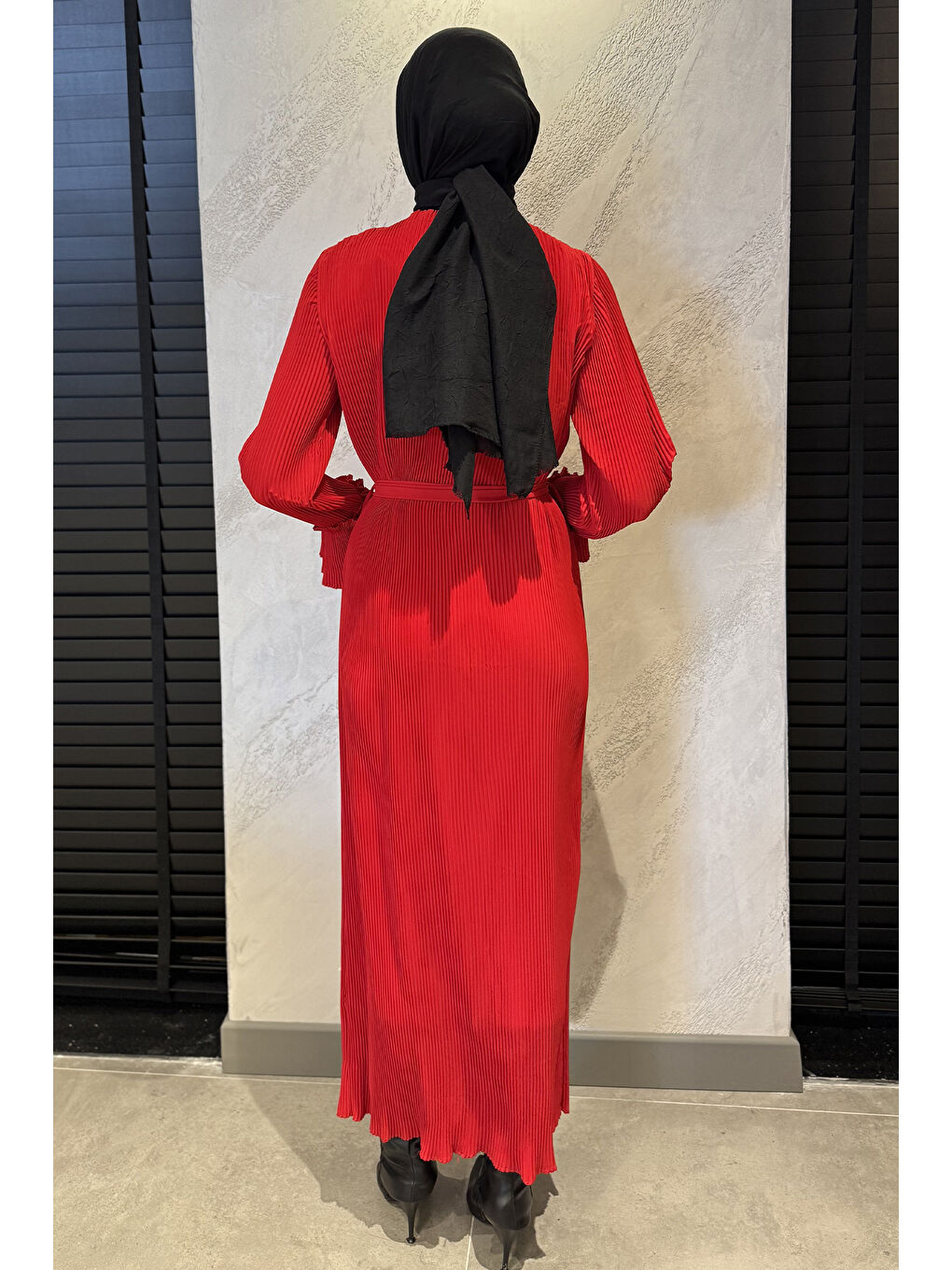 Kırmızı Bel Kuşaklı Gül Detaylı Tesettür Piliseli Elbise-9