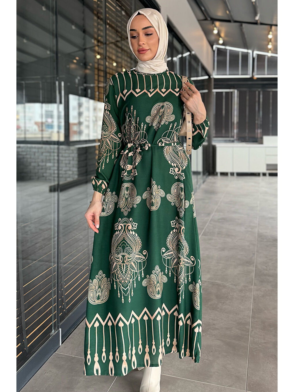 Yeşil Kendinden Desenli Bel Bağlamalı Tesettür Elbise-2