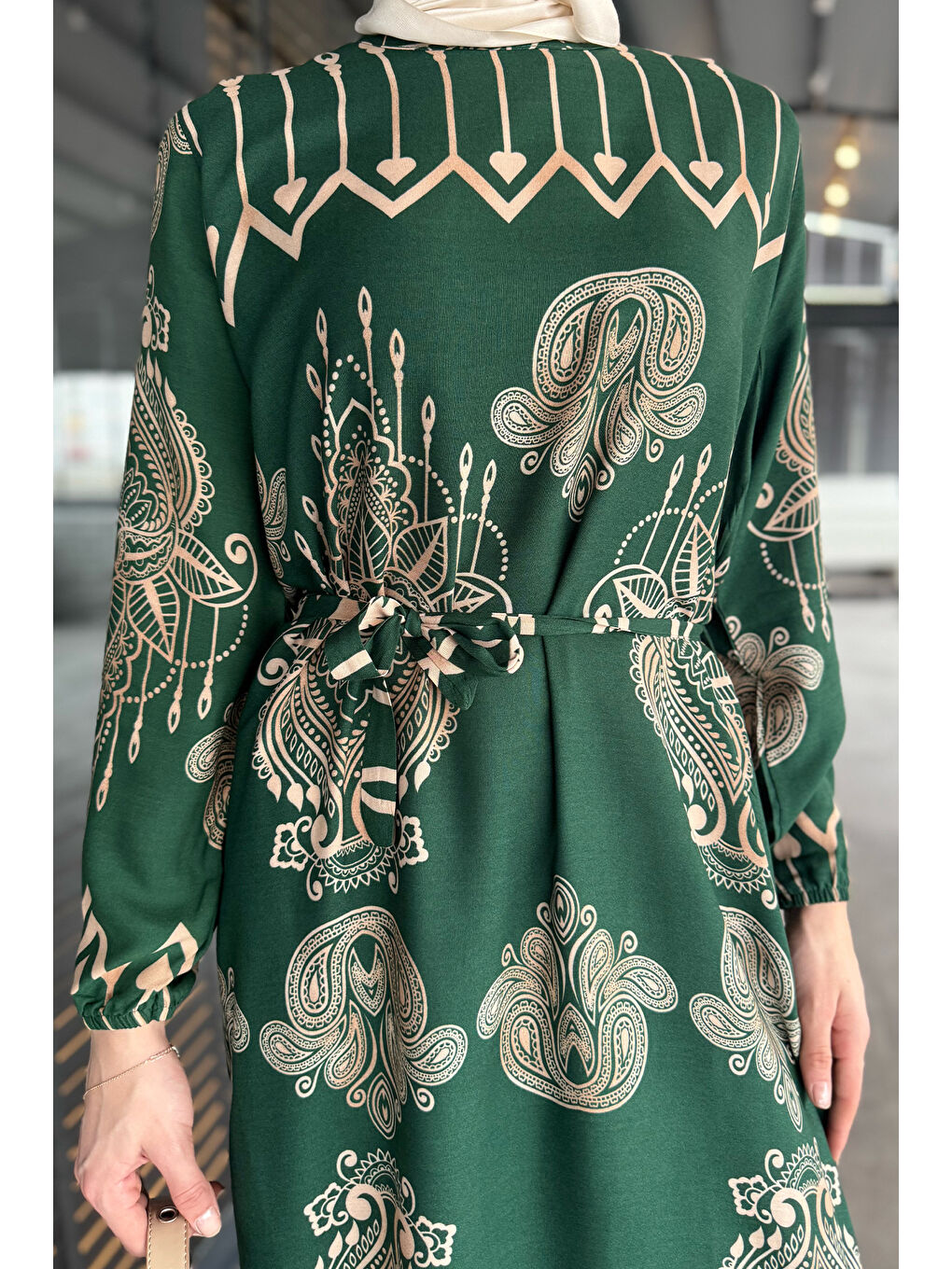 Yeşil Kendinden Desenli Bel Bağlamalı Tesettür Elbise-4