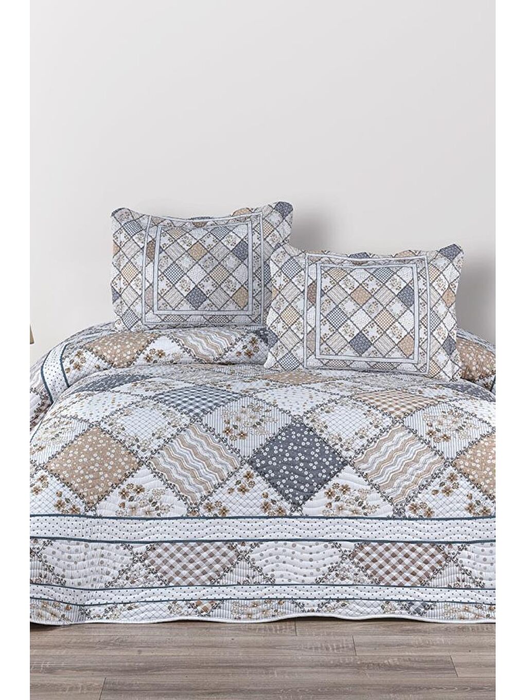 Karışık Luz Baskılı Kapitoneli Çift Kişilik Yatak Örtüsü