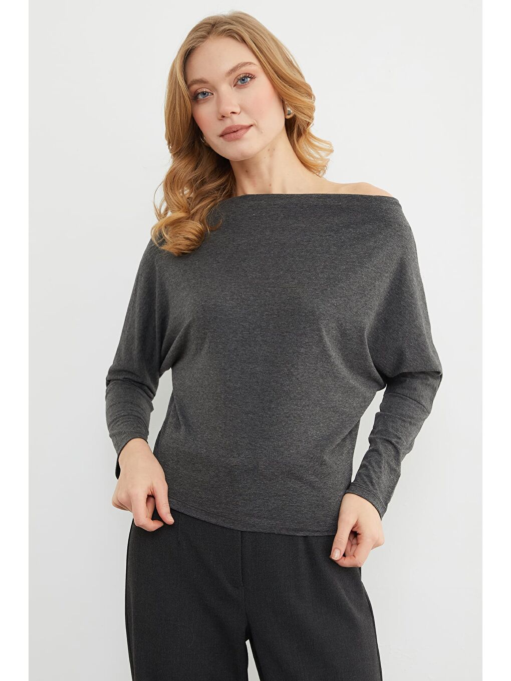 Antrasit Basic Kayık Yaka Yarasa Kol Bluz-3