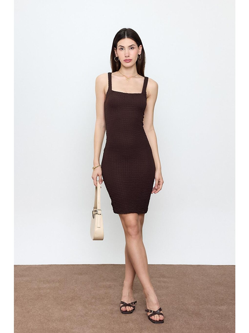 Kahverengi Askılı Bürümcük Elbise