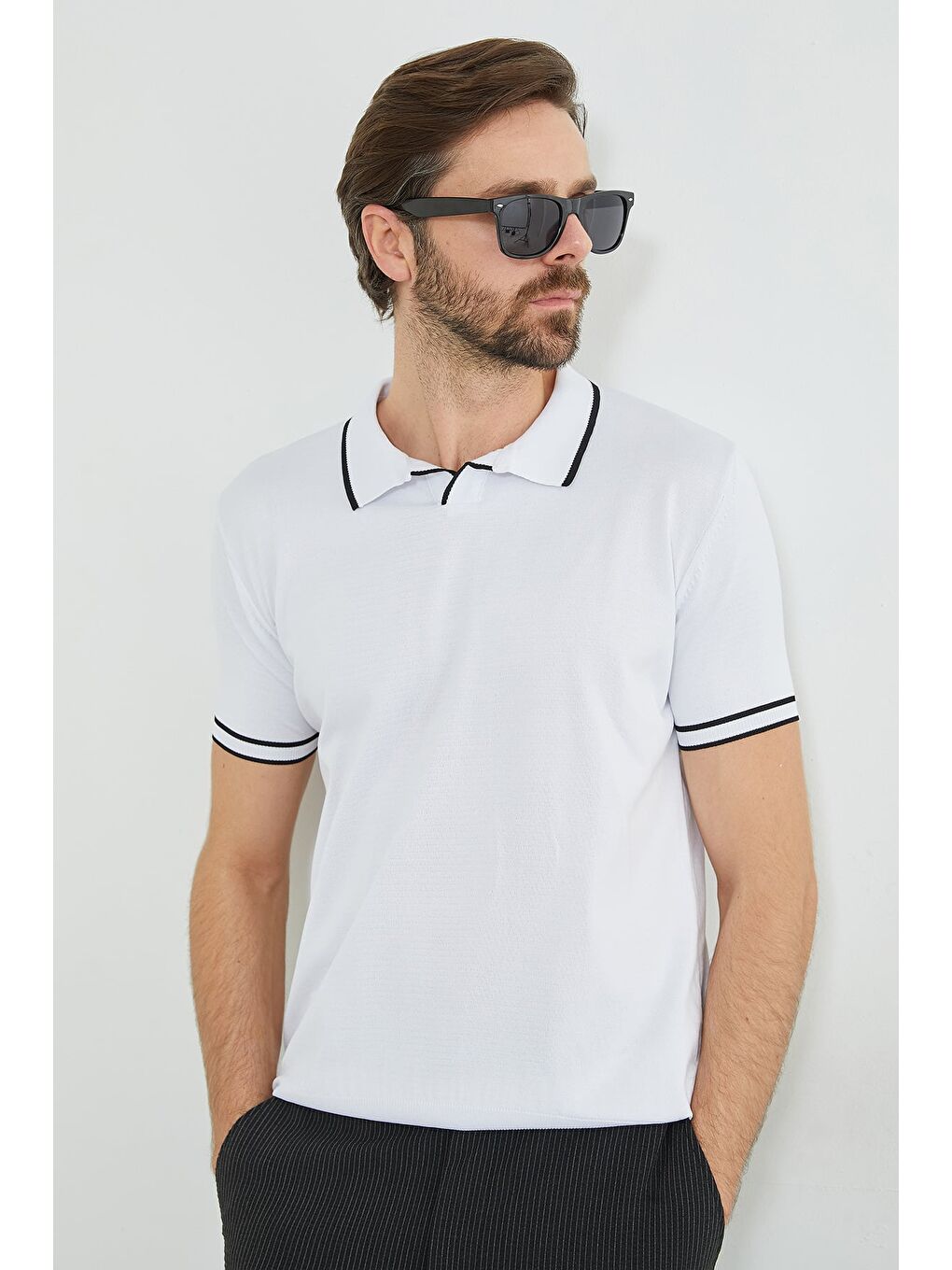 Beyaz Yaka Ve Kol Çizgili Apaş Yaka Triko Tişört