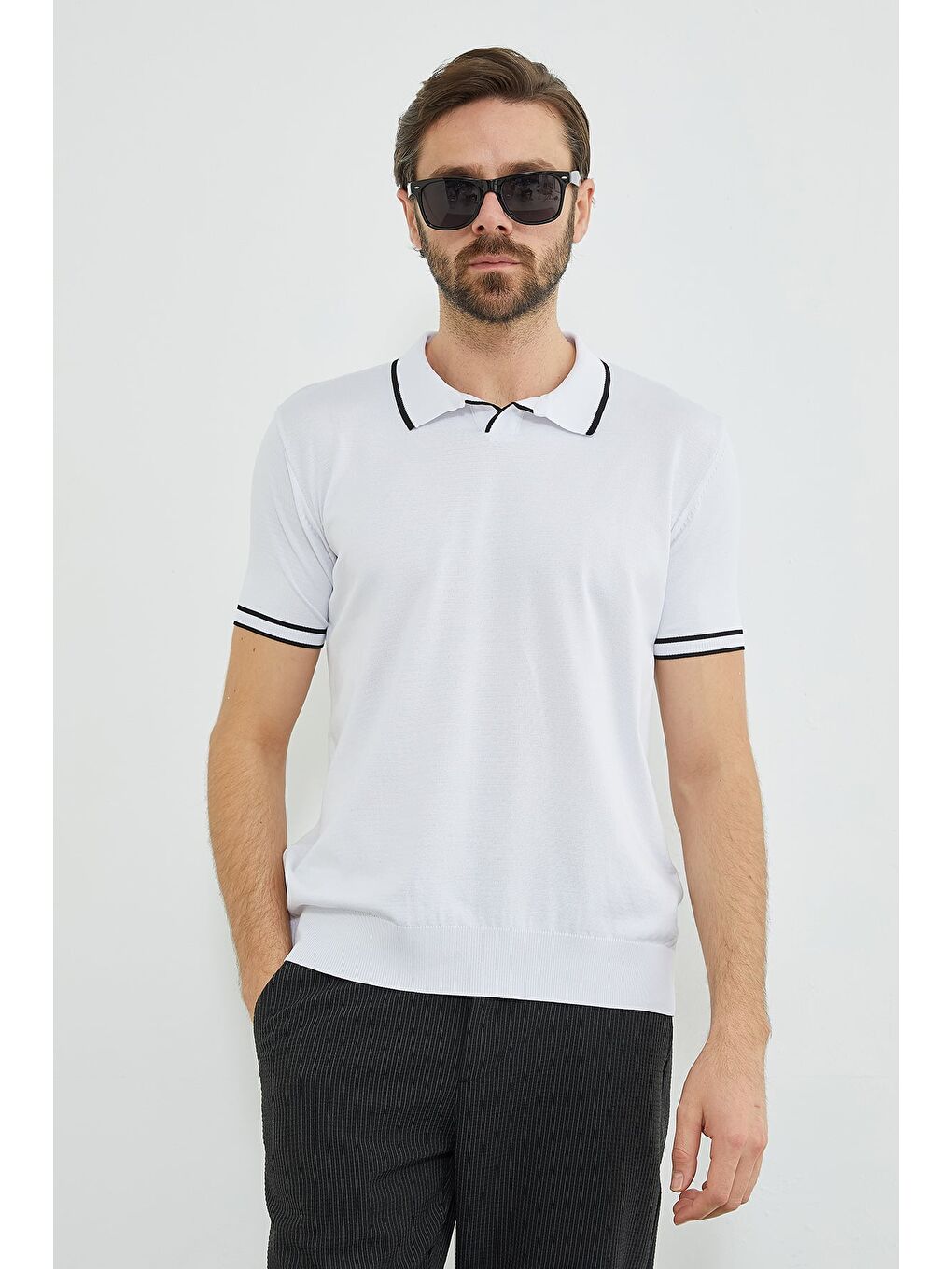 Beyaz Yaka Ve Kol Çizgili Apaş Yaka Triko Tişört-1