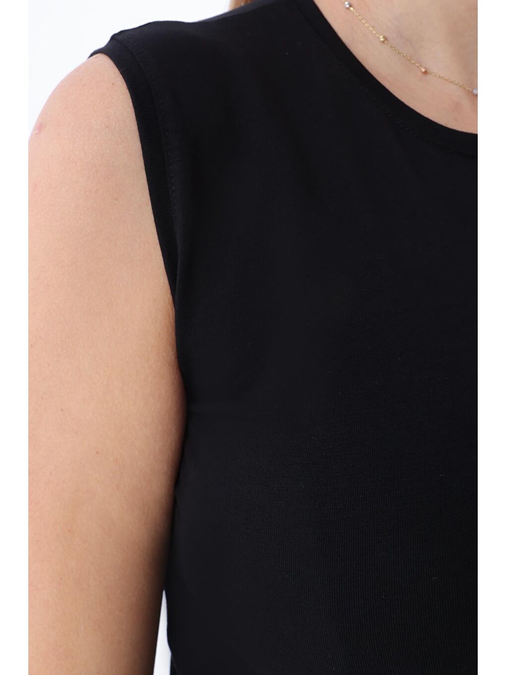 Siyah Pamuklu Kolsuz Tişört-4