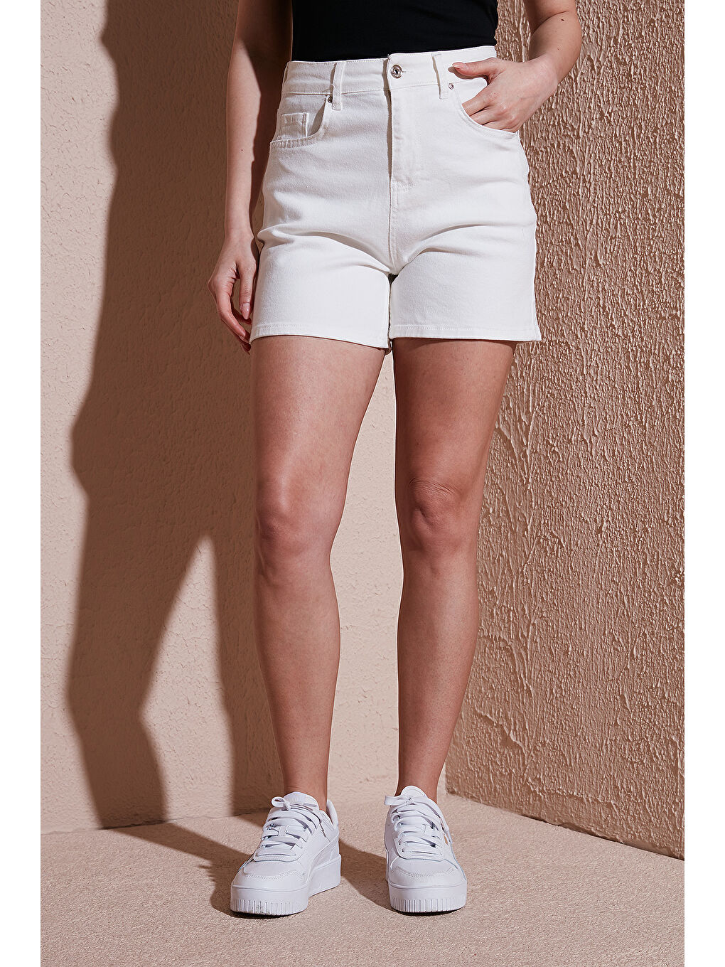 Beyaz Streç Pamuklu Mom Fit Yüksek Bel Mini Kadın Jean Short 25Y0188K1