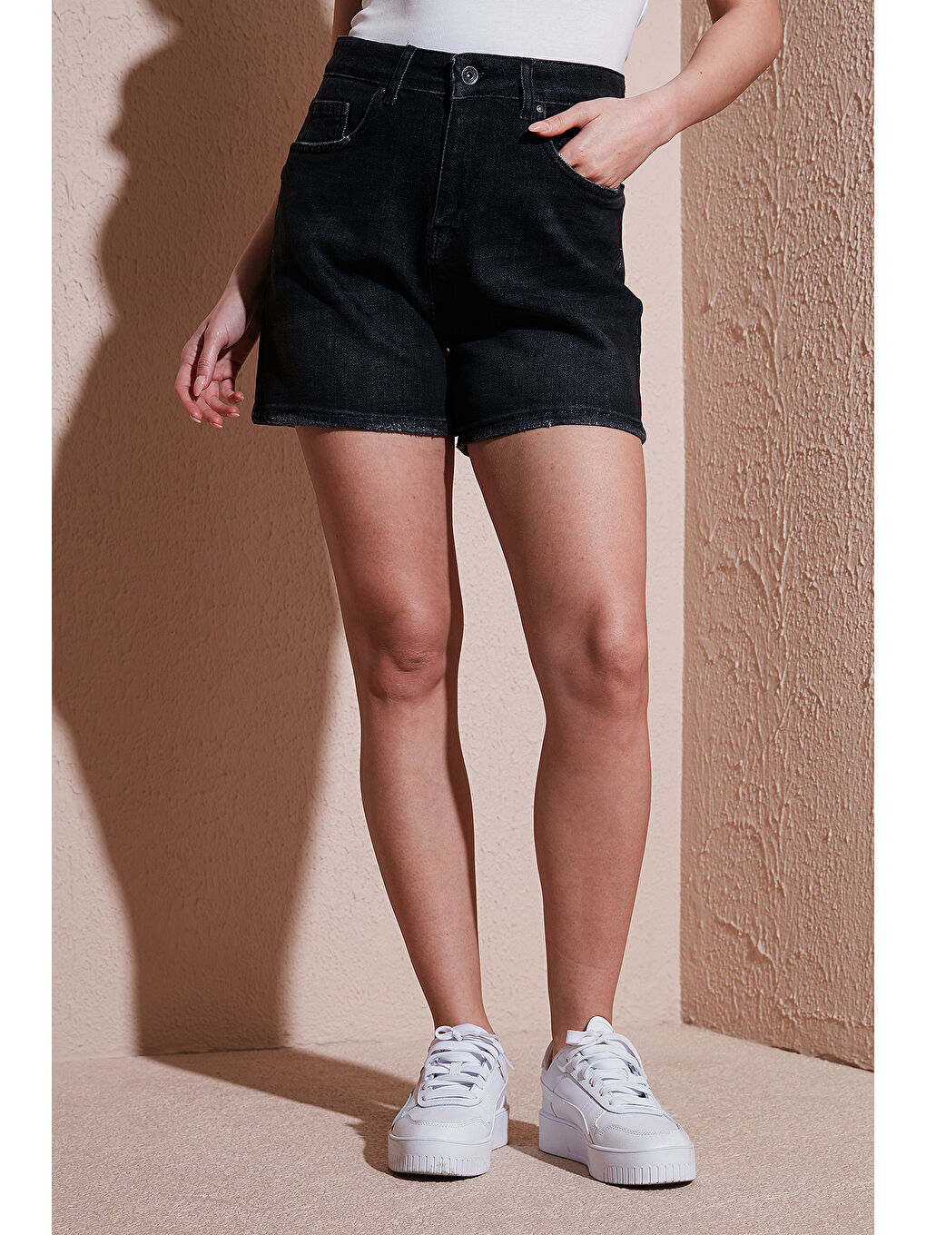 Antrasit Streç Pamuklu Mom Fit Yüksek Bel Mini Kadın Jean Short 25Y0188K1-1