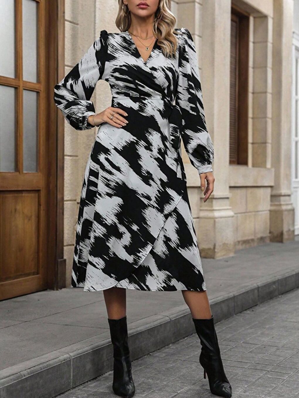 Siyah Kadın Uzun Kollu Kruvaze Yakalı Yandan Bağlamalı Desenli Mini Modal Elbise