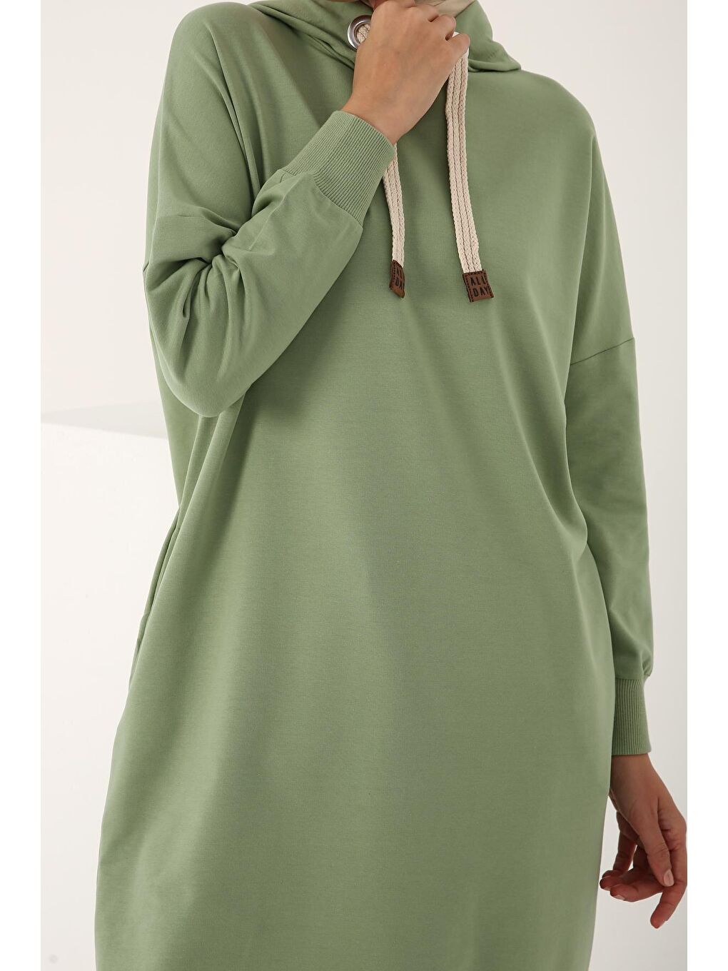 Uçuk Yeşil Kuşgözlü Kapüşonlu Cepli Sweat Tunik